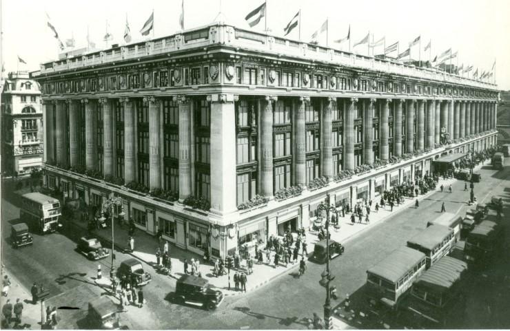 1931년 런던 옥스퍼드 가에 자리한 셀프리지 백화점의 모습