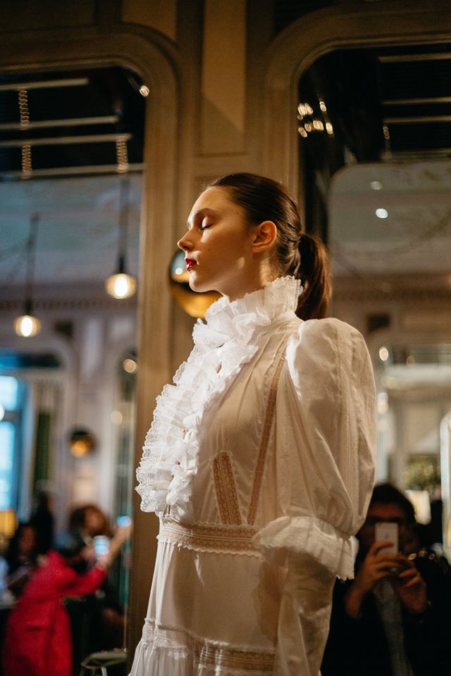 목을 감싸는 레이스와 여성스러운 실루엣, Natasha Zinko AW16 ©Youngchul Kim
