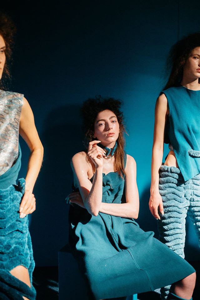 좁은 틈을 비집고 들어가면 보이는 풍경, Faustine Steinmetz AW16 Presentation. ©Youngchul Kim