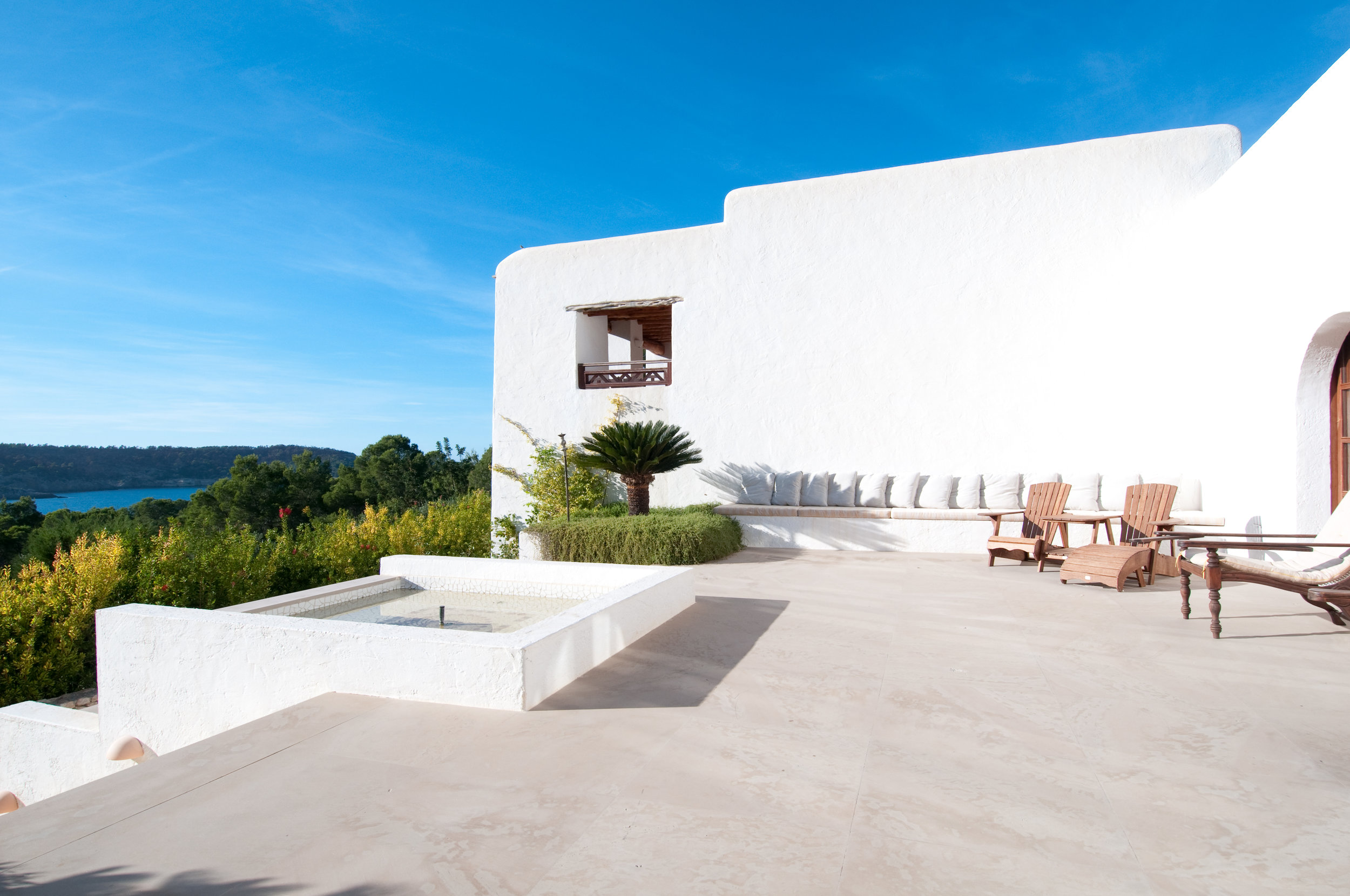 Casa la Vista sun terrace with fountain.jpg