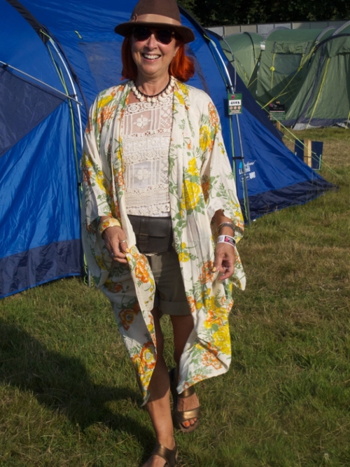 Festie gear: Kimono from Arnhem Clothing in Oz, ancient M&S khaki shorts, old hat & old Fit Flops!