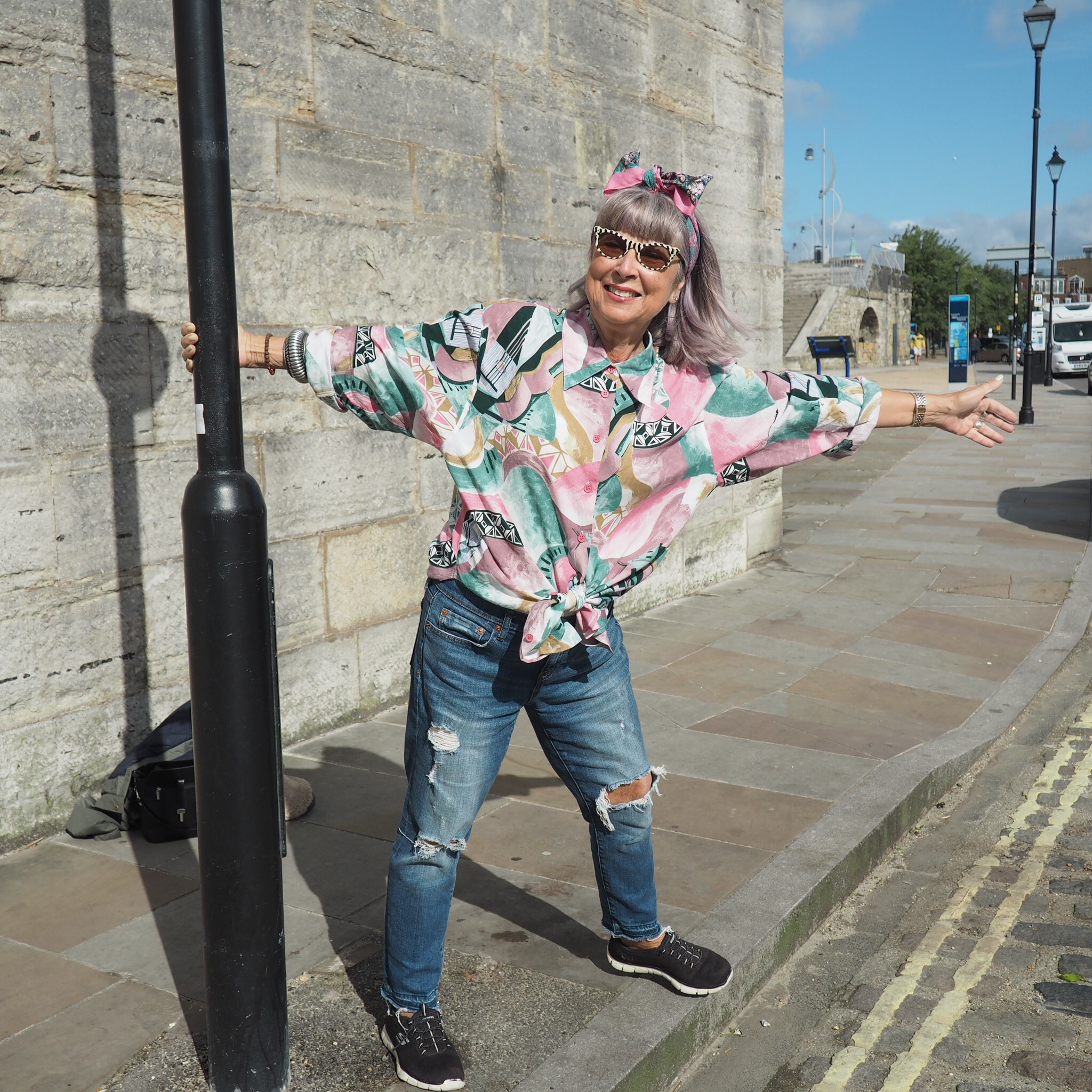 Comfy shirt, jeans and shoes. The only way to dress for a festival or gig.