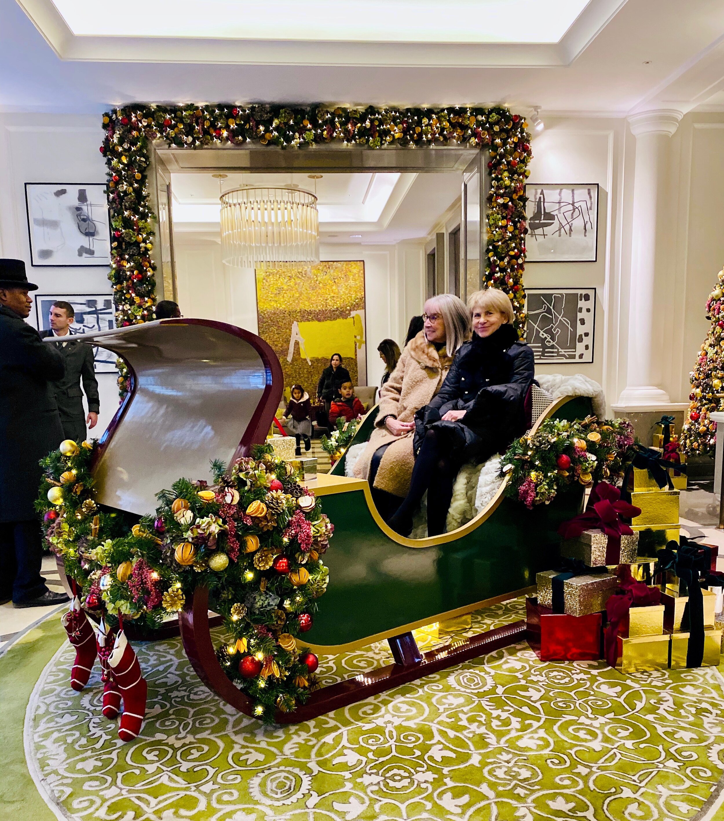 The gorgeously Xmas sleigh in the foyer.