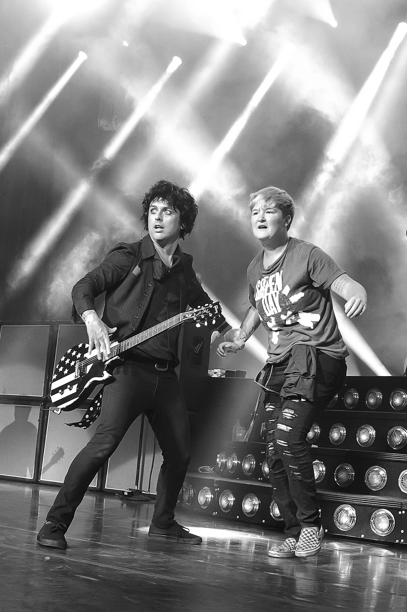 Billie Joe pause with a fan on stage at Blossom Music Center Cuyahoa Falls, Ohio Harry Acosta Photography