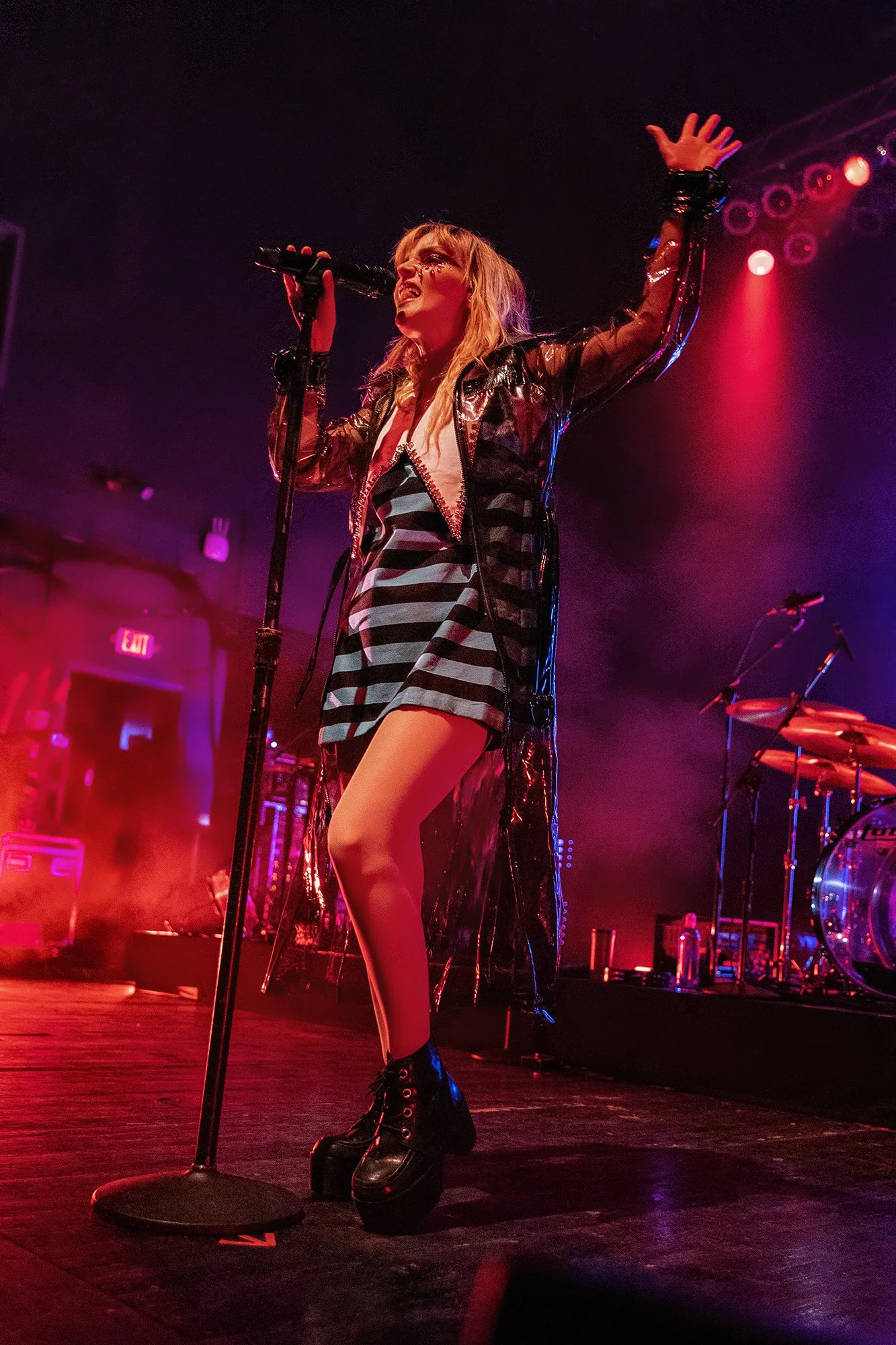Lauen-Mayberry-Chvrches-in-stripes-at-Kemba-line-harry-acosta-photography.jpg