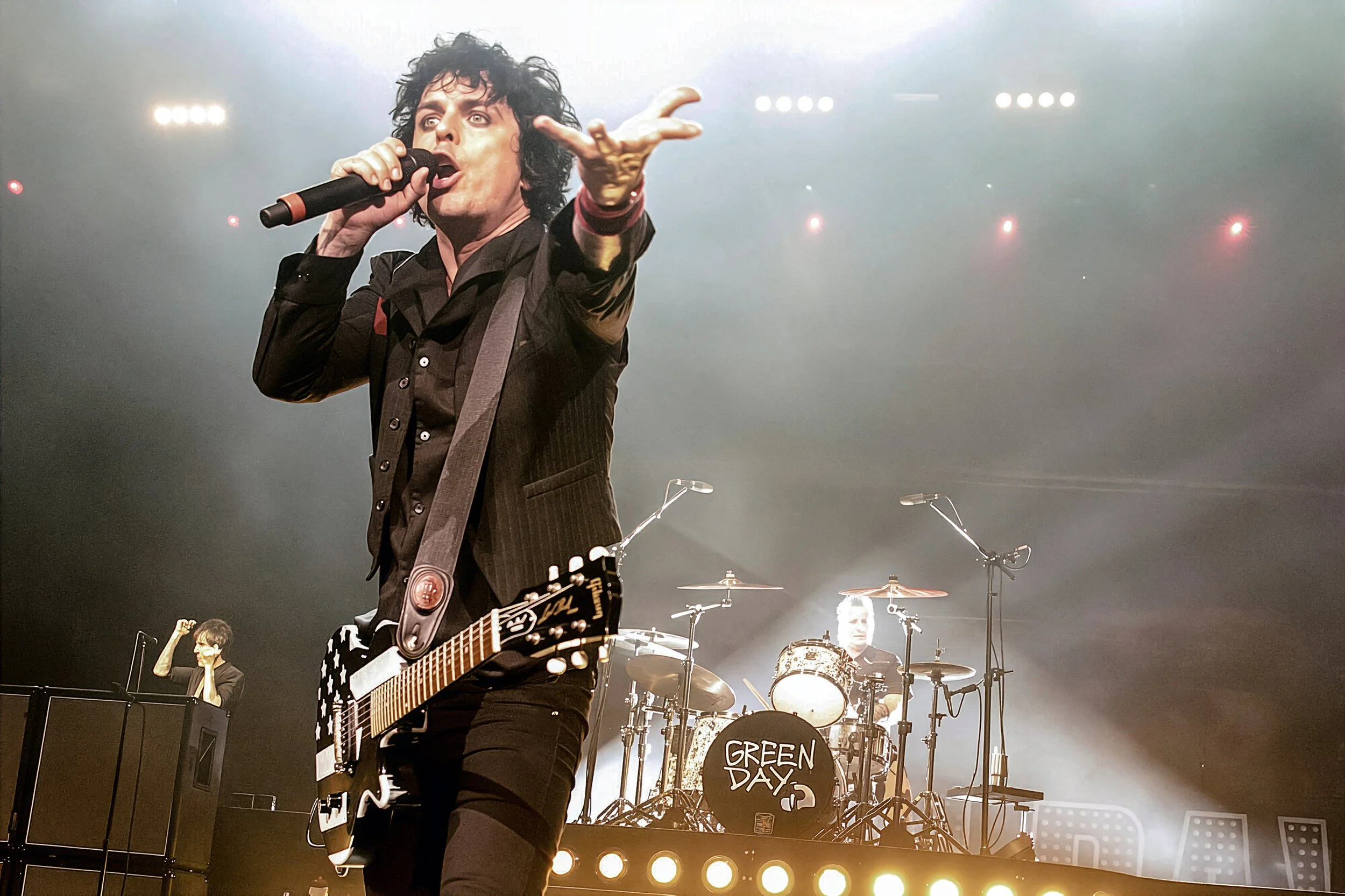 Billie Joe Armstrong Sings at the Green Day concert at Blossom Music Center in Cuyahoa Falls Ohio by Harry Acosta Photography