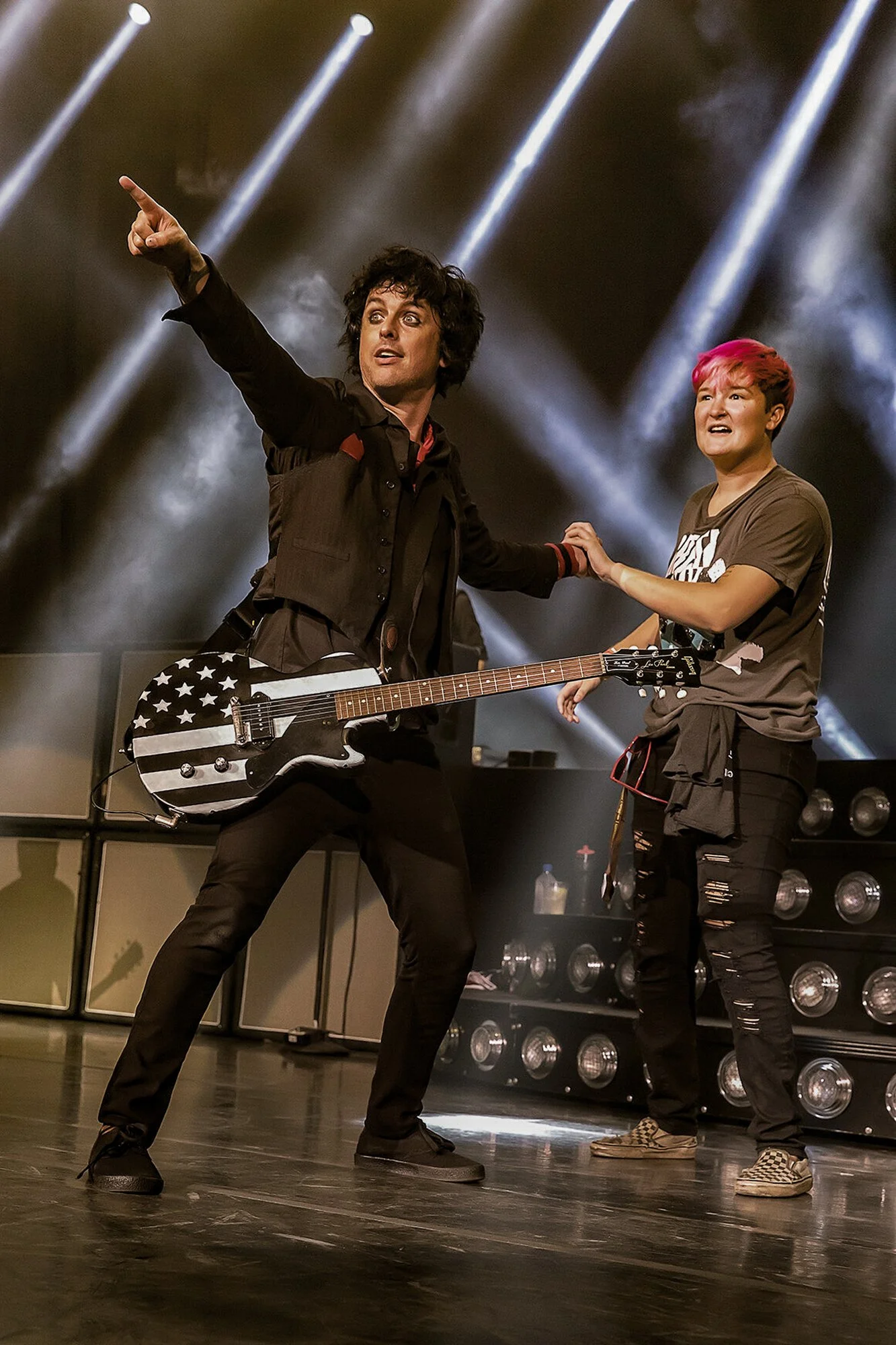 Billie Joe explains the plan on stage at Blossom Music Center Cuyahoa Falls, Ohio Harry Acosta Photography