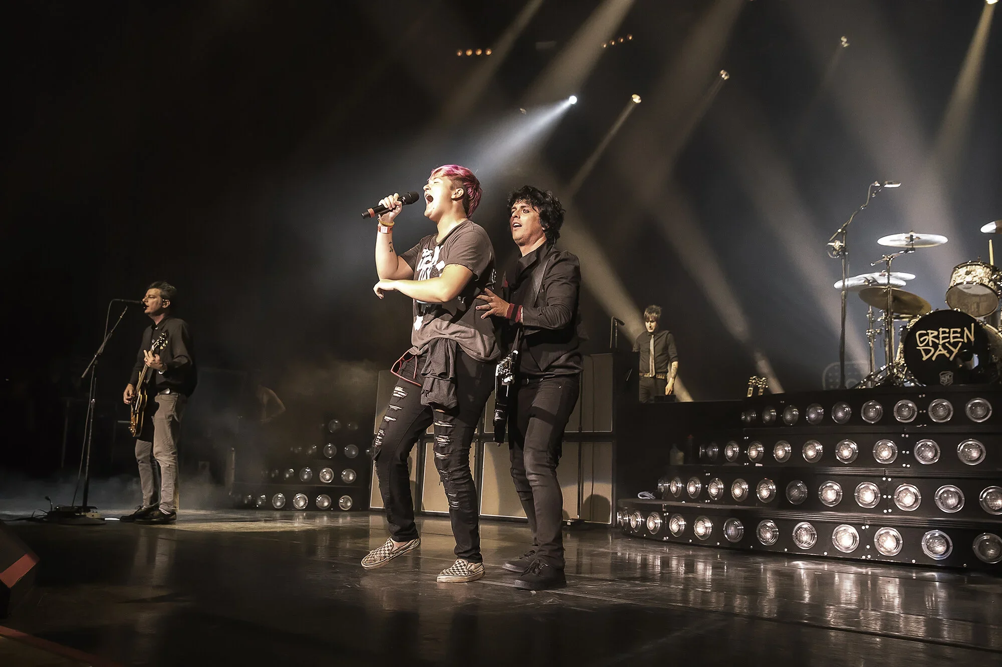 Fan sings on stage with Green Day at Blossom Music Center