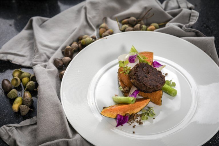 Samen met veganistisch chef-kok Pieter-Jan Lint werkt Brumagne aan een kookboek. Deze eikelburger komt daar alvast in voor. FOTO: GUY PUTTEMANS