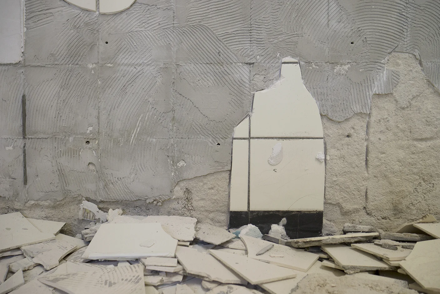 2018 approximately 500 x 500 x 270 cm tiles, kit one of the spaces at Bisschop Hoensbroekstraat in Venlo, Netherlands