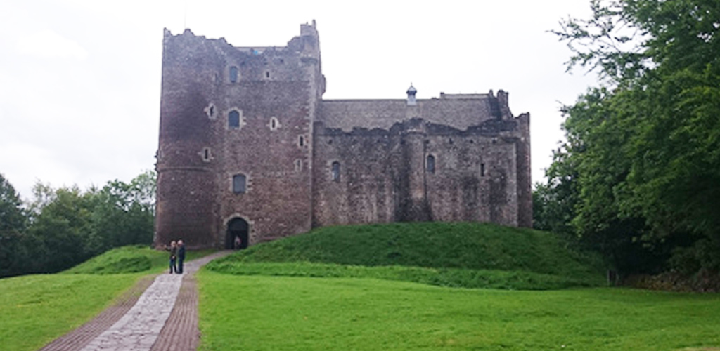 Doune_Castle_Castle_Leoch.jpg
