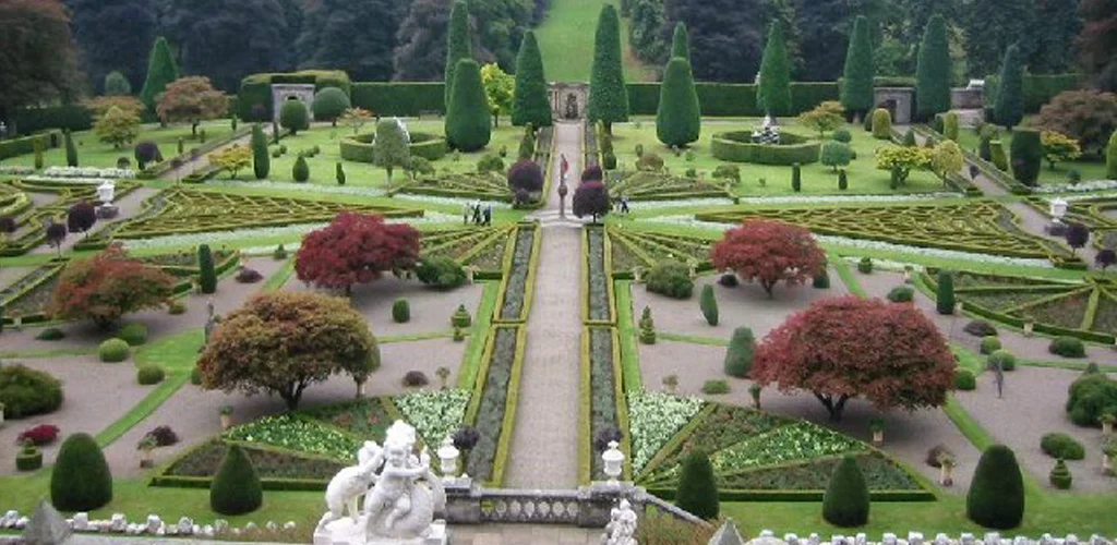 Drummond_Castle_Gardens_Vesailles.jpg