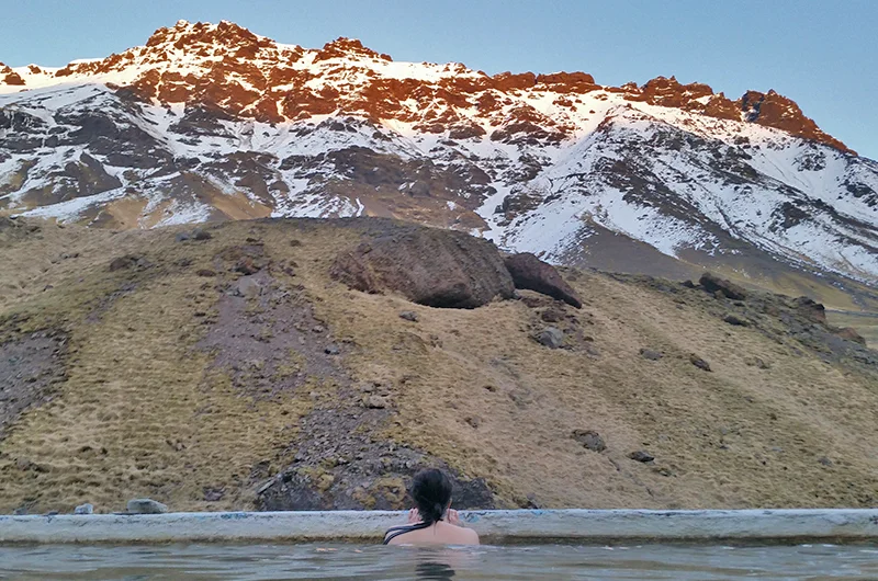 Jeg ligger i det varme vannet i det ”hemmelige” badet Selvjavallalug og ser opp på fjellene. (Foto: E spen Døhlen )