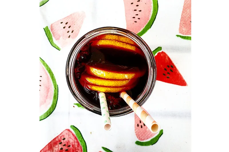 Oppskrift på Espens Sangria: 5 dl Rødvin, 2 hele anis, 1 hel kanelstang, 5 dl sitronbrus, 1 lime i skiver, 1 sitron i skiver og en appelsin i skiver. Bland det hele sammen og la det stå i 10-12 timer. Server med isbiter.