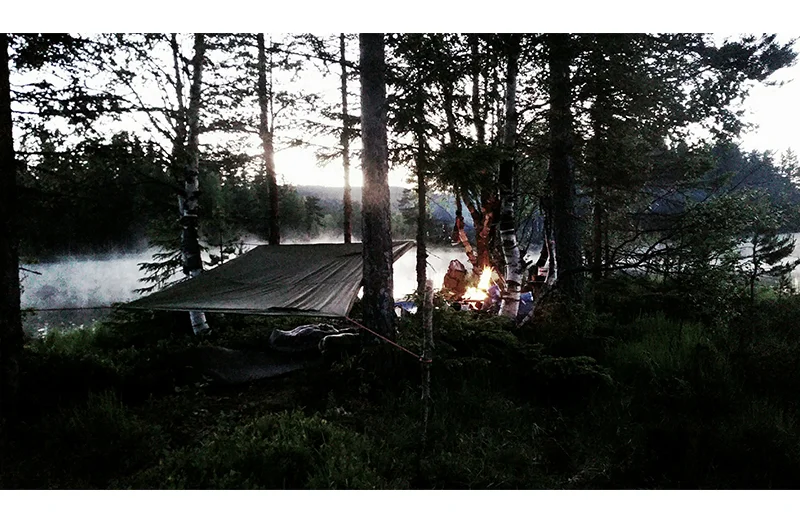 Magisk stemning på øya når disen kom over vannet om kvelden. Bålet holdt oss varme og tarpen beskyttet mot regn (som heldigvis ikke kom). Foto: Espen Edin Døhlen