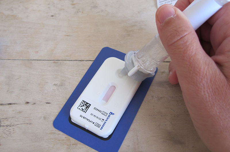 Hjemmetest: væske med litt avføring dryppes på en indikator som måler nivået av Calprotectin.