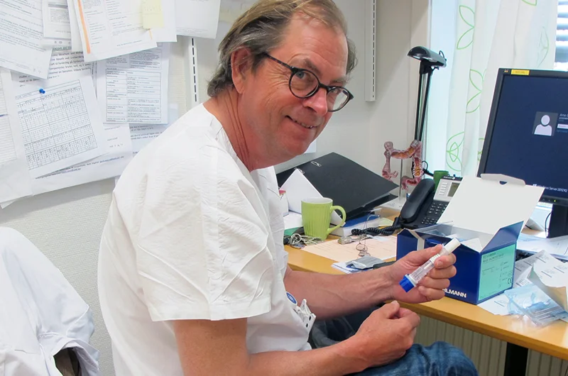 Overlege Arne Rødseth ved Lovisenberg Diakonale Sykehus forklarer meg hvordan testene fungerer. Han håper de vil være tilgjengelig for pasienter med Ulcerøs Kolitt og Morbus Crohns allerede fra høsten av. Enn så lenge er det kun tilgjengelig for oss "heldig utvalgte" som er med i forskningsprosjektet.
