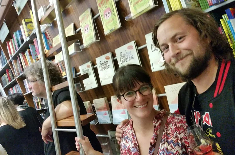 Espen og jeg koser oss på fest mens Aleksander Rybak spiller musikk.