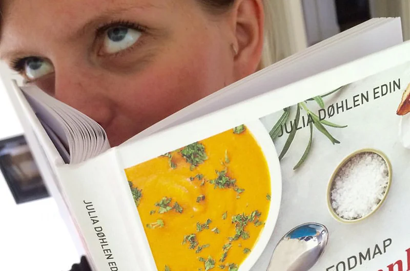 Min venninne Astri skriver: Ahh! I denna boka er det så mye godsaker at den nesten lukter godt! Endelig kan jeg be alle jeg vil på middag, helt uten å tenke på om det blir deres siste måltid.