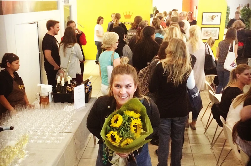 Tenk at så mage står i kø for å få smake på maten min! Min gode venninne Kirsti poserer med en flott blomsterbukett i forgrunn!