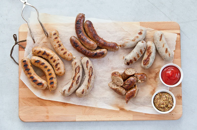 Hjemmelagde pølser er ikke så vanskelig som du tror. Det krever bare litt tid og er et gøyalt prosjekt på en lørdag. Lag i store porsjoner og frys ned. Foto: LavFODMAP - Magevennlig mat ved Espen Edin Døhlen