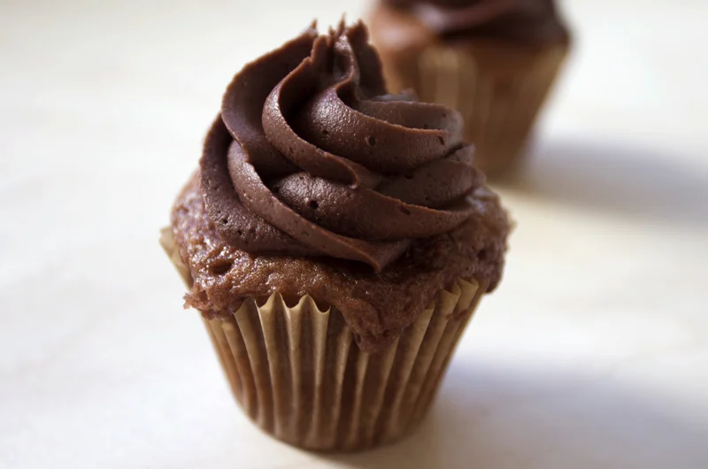 Saftige og syndige sjokoladecupcakes passer perfekt på en søndag! Foto: Julia Edin