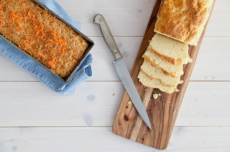 Lag ditt eget lavFODMAP brød og frys ned i skiver. Da kan du enkelt varme opp i brødrister og du beholder fuktigheten i brødet. I boka LavFODMAP Magevennlig mat får du oppskriften på både glutenfrie melblandinger som egner seg for bakst, gulerotbrød, lyst brød og rundstykker.
