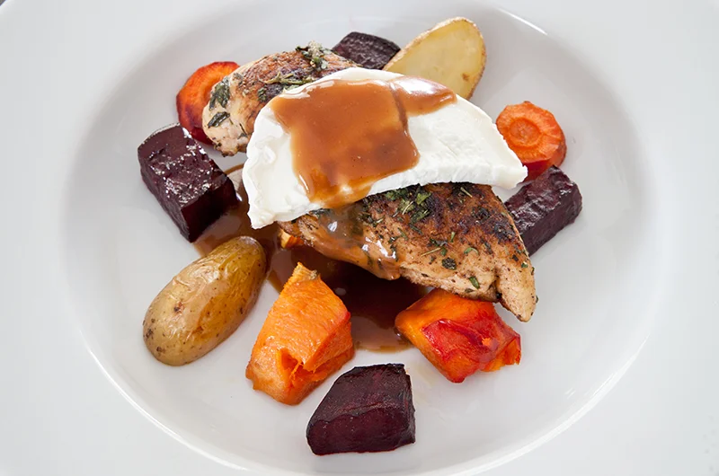 En av høstens gelder er rotgrønsaker i oven. Her servert med kylling og chevre. Husk at rødbete er lavFODMAP ved 20 gram og høy ved 41 gram. Søtpotet er lavFODMAP ved 70 gram og høy ved 140 gram, så her får du finne ut hvor mye du selv tåler og ønsker å bruke. Jeg bruker litt av hver for smakensskyld og tåler det helt fint.