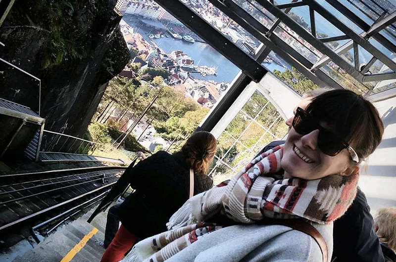 Forkjøla, men fornøyd turist, på toppen av Fløyen! Foto. Espen Døhlen - instagram: @norwayetc