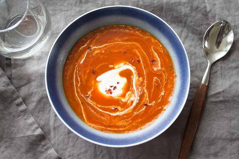 Tomatsuppe krydret med ingefær, rosmarin, ramsløk og chilli!