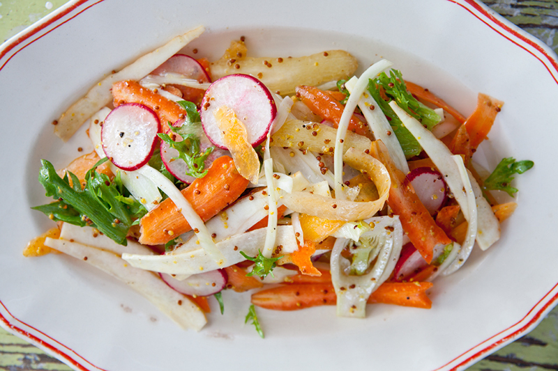 Frisk Crudié er en råkost salat med deilig sennepsdressing. Se oppskrift side 133 i boka LavFODMAP - Magevennlig mat. Foto: Magevennlig mat ved Espen Døhlen