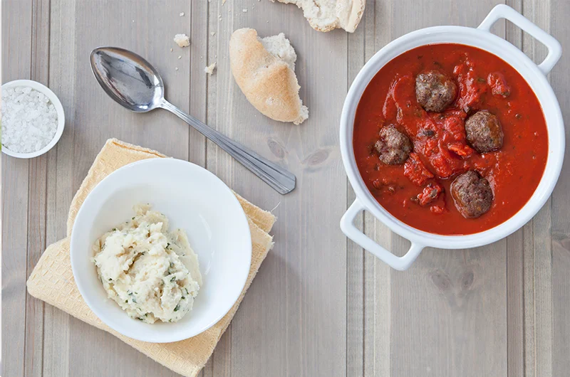 Uimotståelige Italienske kjøttboller med parmensan i, servert i tomatsaus med potetmos til! Se oppskrift på side 79 i LavFODMAP - Magevennlig mat. Foto: Magevennlig mat v/ Espen Døhlen