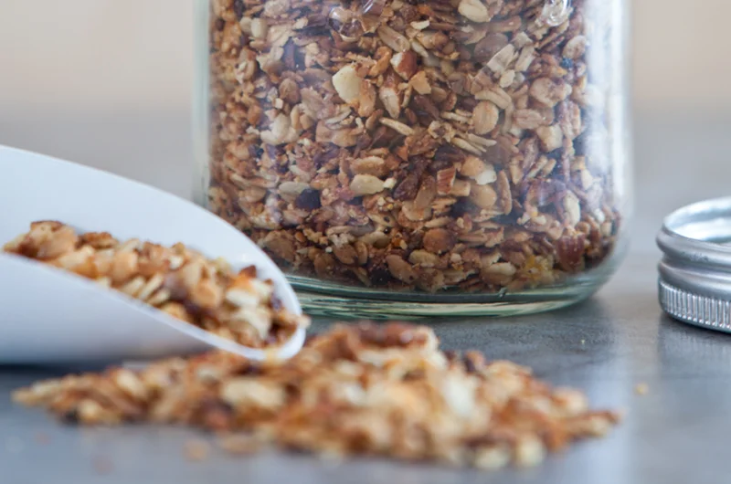Lag hjemmelaget Müsli som du kan ha til laktosefri yoghurt eller smoothie til frokost eller lunsj. Oppskriften på Müsli med appelsin finner du på side 47 i lavFODMAP - Magevennlig mat . Når du først er i gang kan du tripple oppskriften, helle müslien over på Norgesglass og gi bort i gave. 