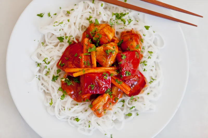 Risnudler med kylling i sursøt saus (se oppskrift side 83 i boka). Foto: Magevennlig mat v/Espen Døhlen