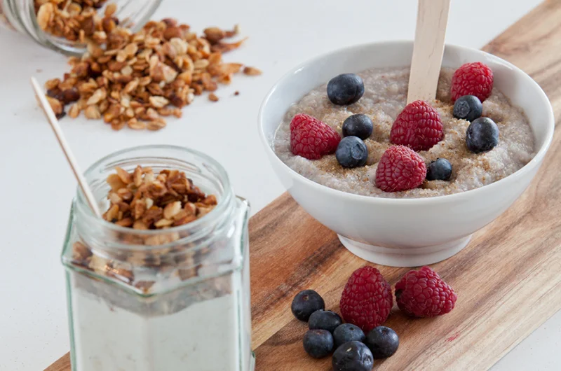 Grøt gir en god og mettende start på dagen. Oppskriften på både kjøleskapsgrøt og bokhvetegrøt finner du på side 55 i LavFODMAP - Magevennlig mat. Foto: Magevennlig mat/ Espen Døhlen