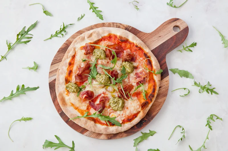 Etter å ha bodd 4 år i Italia simpelthen elsker jeg pizza! I boka, lavFODMAP - Magevennlig mat får du oppskriften på min glutenfrie pizza med pesto og spekeskinke. Foto: Magevennlig mat/ Espen Døhlen