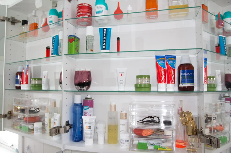 Veldig deilig å ha et rent og ryddig skap på badet. Alle medisner er flyttet over til nattbordskuffen, og plaster, bandasjer osv. har fått plass i førstehjelps-kofferten.