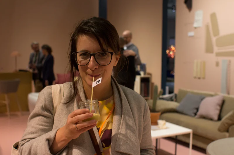 Jeg, sliten, bustette og varm - men koser meg på messen og kjøler meg ned med en krydret iste.