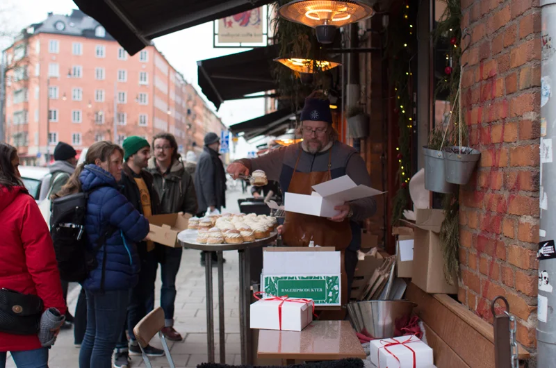 Semlor blir solgt på gaten. Semlor er det samme som fastelavensboller, men i sverige spises de med marsipankrem i stedet for syltetøy.