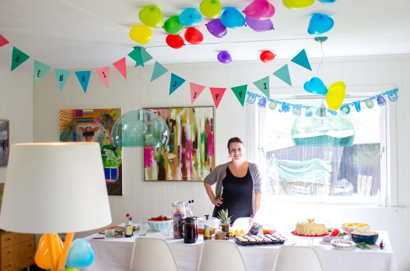 Festpyntet rom, et bugnende kakebord og meg - lettere forfjamset og veldig glad!