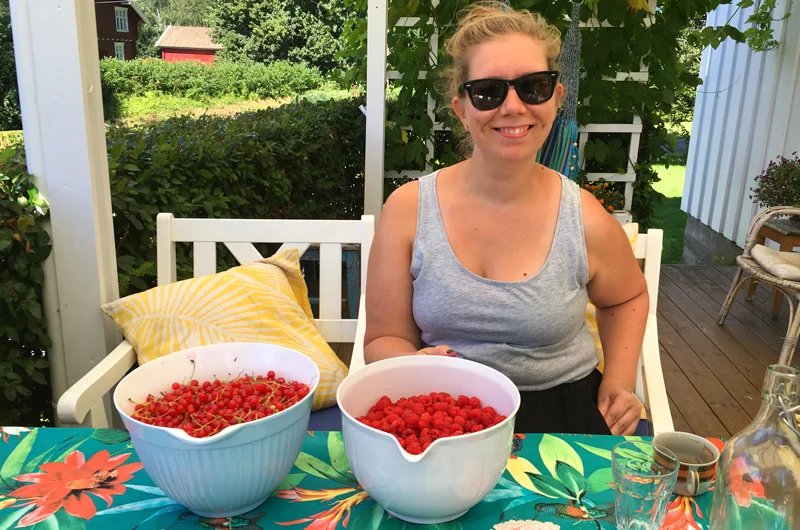 Mia, godt fornøyd med bærplukkingen. 