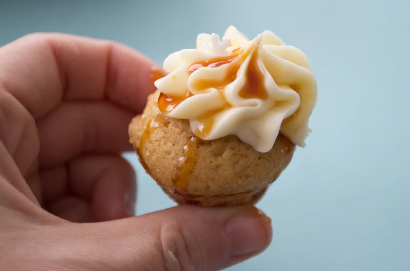 Hell gjerne litt karamellsaus over cupcakesen for mer smak!&nbsp;