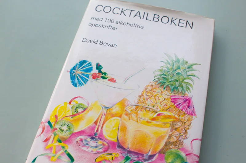 Denne boken fra 1986 har jeg funnet i familiens sommerhus og rappet med meg hjem. Den har blitt en av mine favoritt kokebøker, med mange inspirerende oppskrifter på alkoholfri drinker og flotte illustrasjoner. 