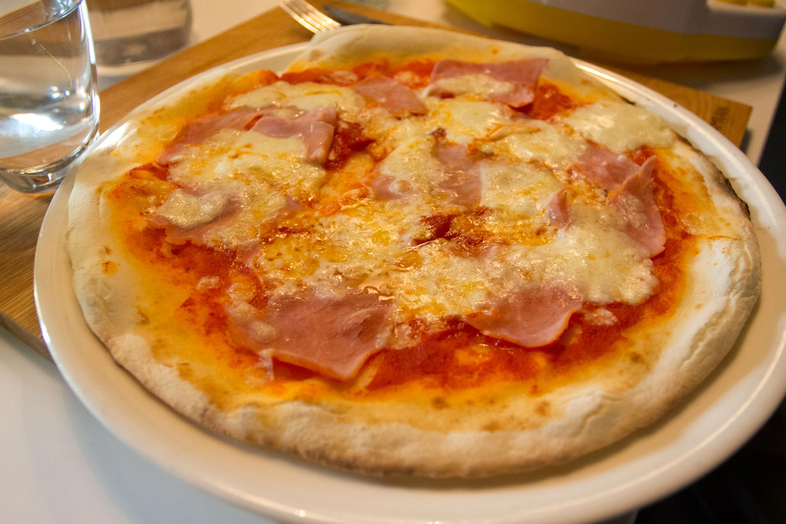 Glutenfri pizza prosciutto hos Glunot!