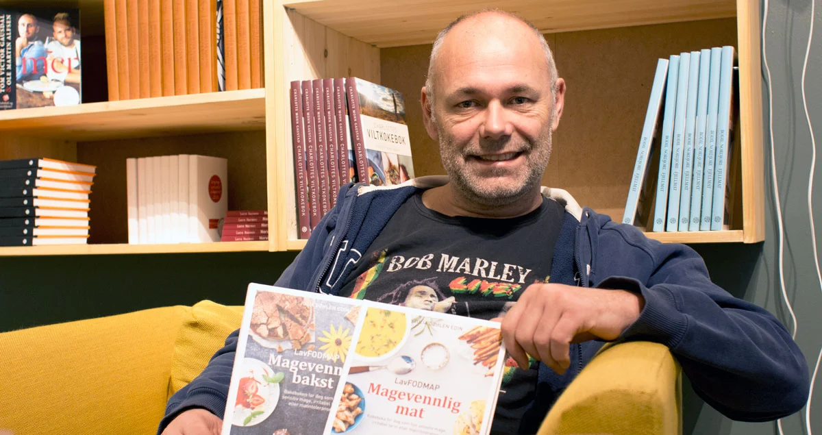 Einar Rohnebaek driver Spetakkel bar og kokebokhandel der de selger begge bøkene mine. 