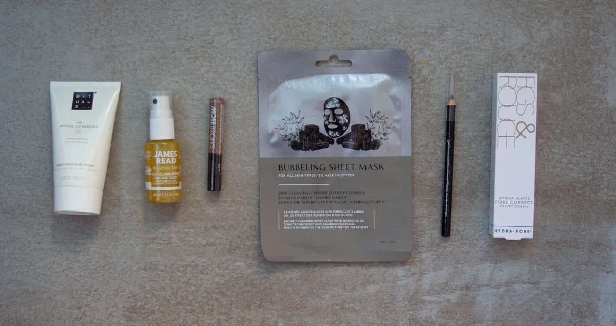 Esken med temaet “The reflection box” inneholdt: Sakura Body Cream fra Rituals, H20 Illuminationg Tan Mist fra James Read, More brows fra ModelCo, Bubbeling Sheet Mask fra Masque Me Up, Pailettes Eye Pencil fra Lord and Berry og Primer base fra Figs and Rouge.