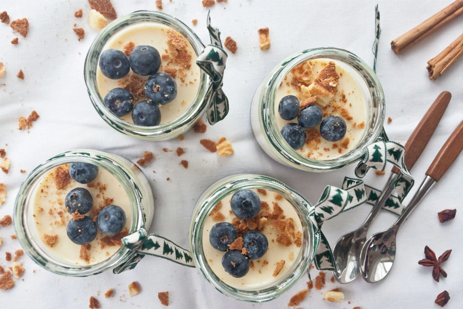 Panna cotta med blåbær og appelsin