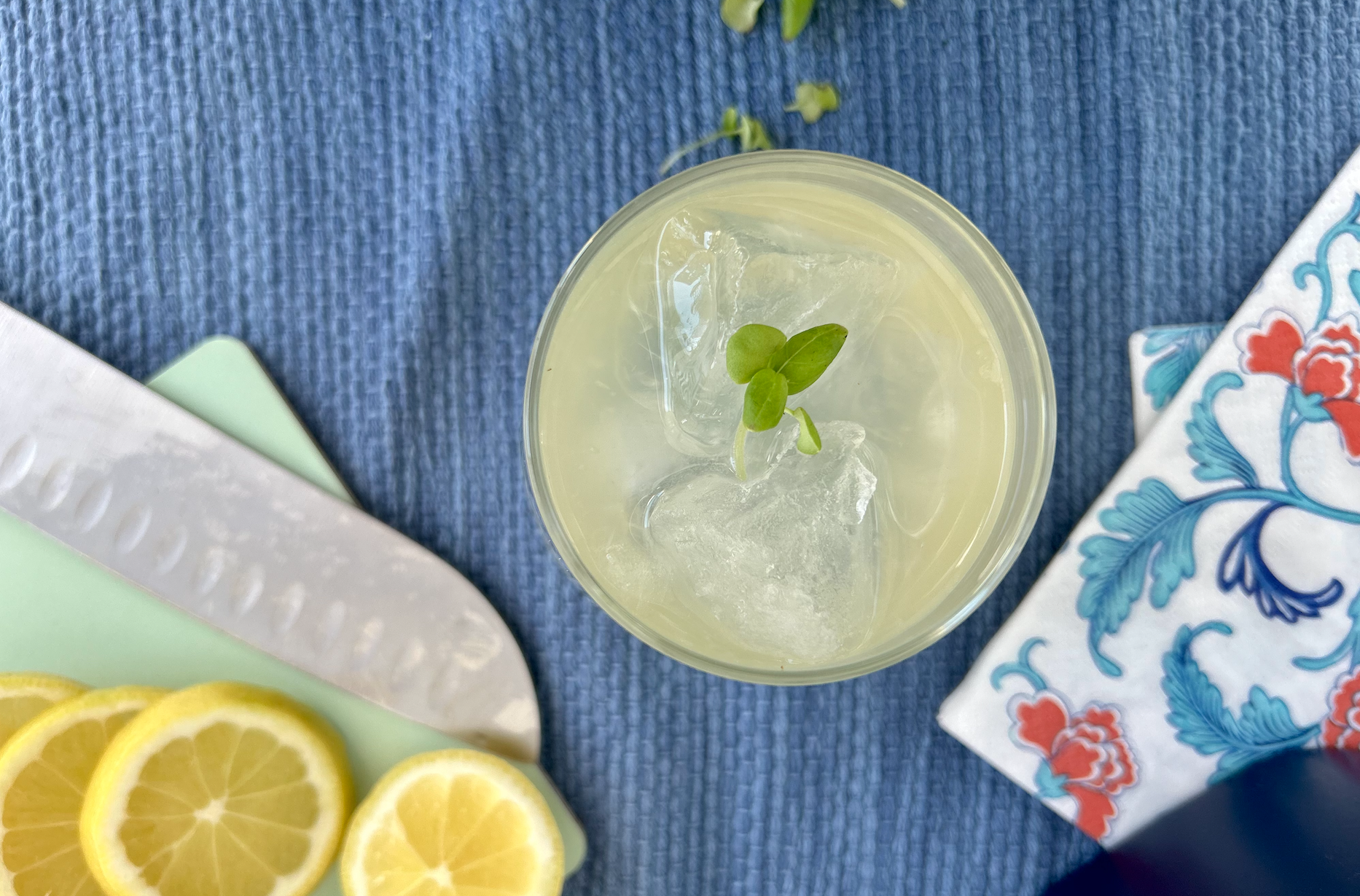 Limonade med basilikum