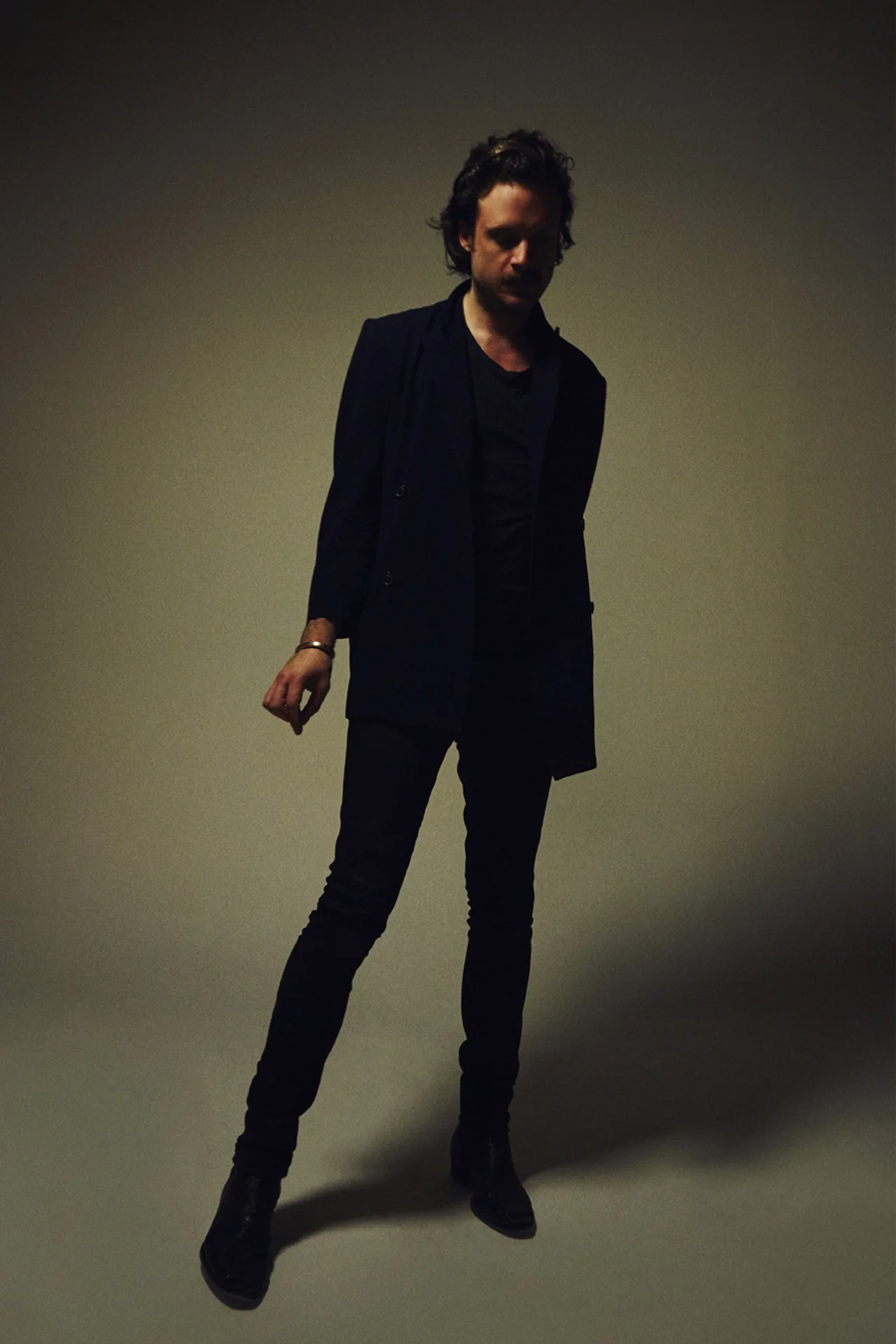 fatherjohnmisty_2017_promo_13_guylowndes_3840x5760_300.jpg