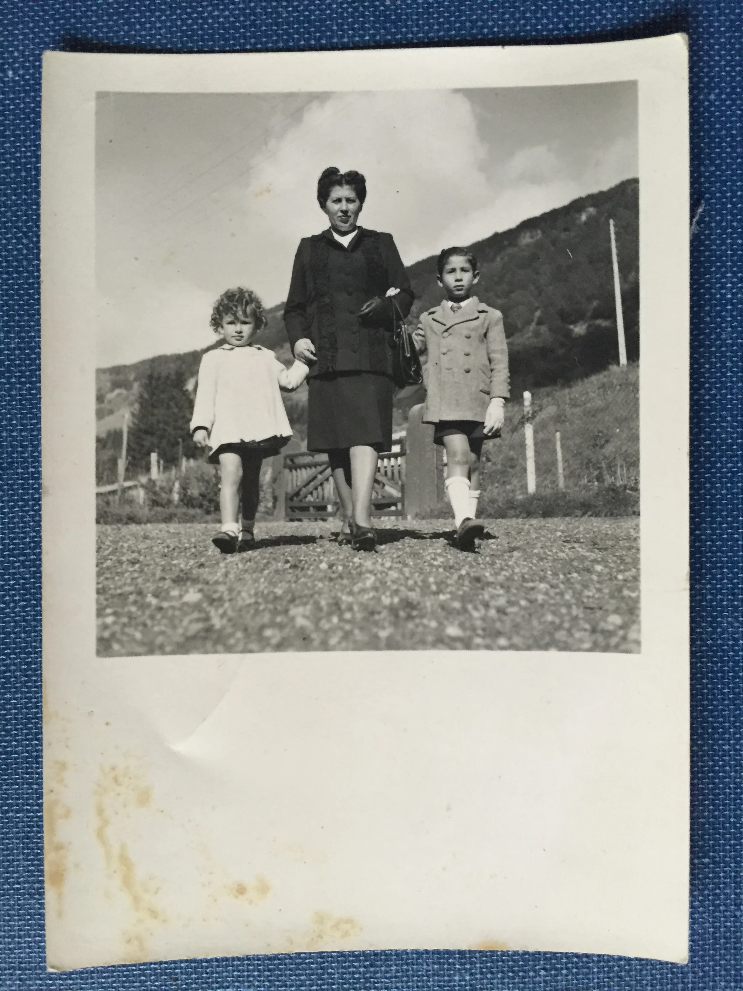 The first photograph of the family after the war ended. (Muriel Hasbun archive.)